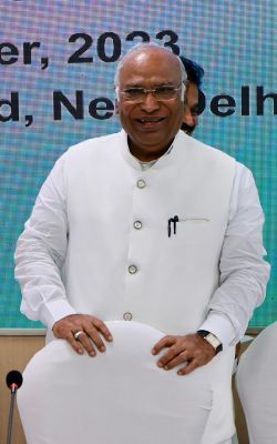 चुनाव में सेना का राजनीतिक इस्तेमाल उचित नहीं : खड़गे