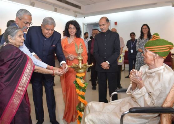 उपराष्ट्रपति ने किया चारुमती निर्वाण की बाघों पर प्रदर्शनी का उद्घाटन