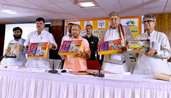 अयोध्या : मुख्यमंत्री ने पेइंग गेस्ट योजना के 108 भवन स्वामियों को दिया प्रमाण पत्र