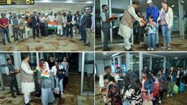 ऑपरेशन अजय: 143 लोगों को लेकर भारत पहुंचा विशेष विमान, दल में दो नेपाली नागरिक भी शामिल