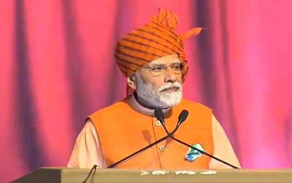 प्रधानमंत्री नरेन्&zwj;द्र मोदी ने समाज में सौहार्द को नुकसान पहुंचाने वाली जातिवाद और क्षेत्रवाद जैसी विकृतियों को समाप्&zwj;त करने का आह्वान किया