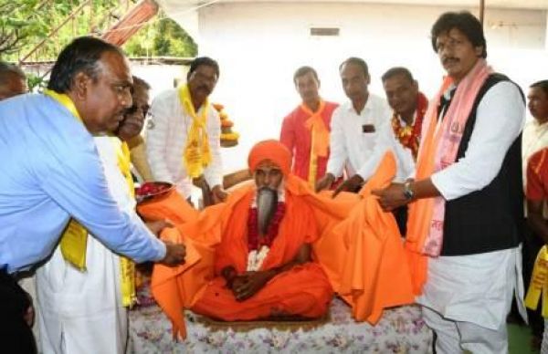 वाल्मीकि धाम पहुंच कर चेतन यादव ने लिया आशीर्वाद, समाज के लोगों का मिला समर्थन