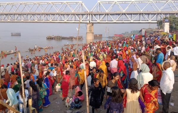 गंगा तटों पर ग्रहण एवं कार्तिक प्रतिपदा स्नान के लिए उमड़ा जनसैलाब