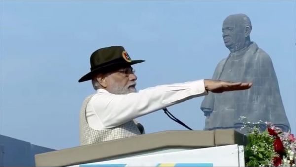 प्रधानमंत्री मोदी ने सरदार पटेल की प्रतिमा पर चढ़ाए फूल, लोगों को दिलाई एकता की शपथ