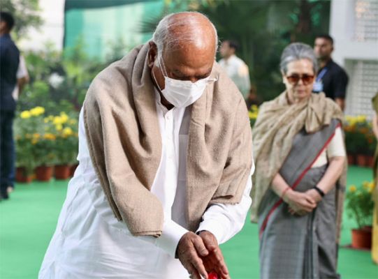 खड़गे, सोनिया, राहुल ने पुण्यतिथि पर इंदिरा गांधी को अर्पित की पुष्पांजलि