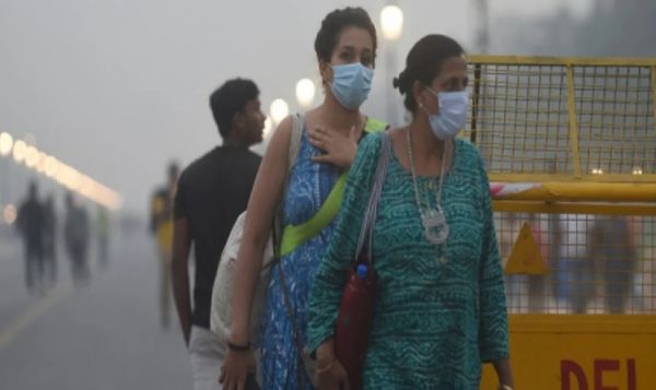 दिल्लीवालों की सांसों पर जहरीली हवा का पहरा, पानी बरसने का इंतजार