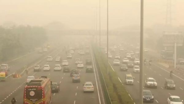 दिल्ली-एनसीआर की हवा में पटाखों ने घोला जहर, एक्यूआई में इजाफा