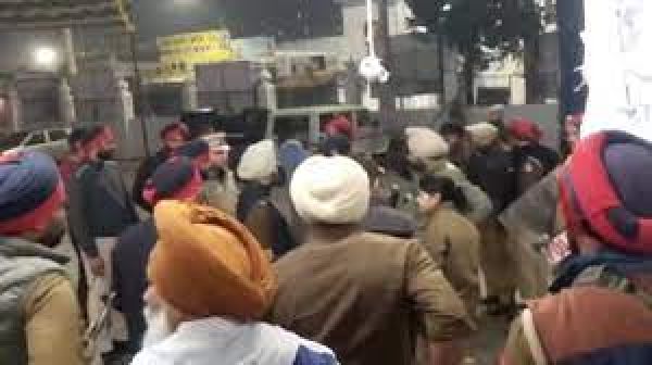 पंजाब: निहंगों की पुलिसकर्मियों पर फायरिं