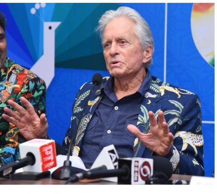 अमेरिकी अभिनेता माइकल डगलस ने की प्रधानमंत्री मोदी की तरीफ, कहा- भारत बहुत अच्छे हाथों में है