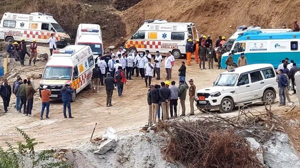 सिलक्यारा सुरंग रेस्क्यू आपरेशन : मुख्यमंत्री धामी पहुंचे सिलक्यारा, सुरंग के अंदर ड्रिलिंग और पाइप पुश करने का कार्य पूरा