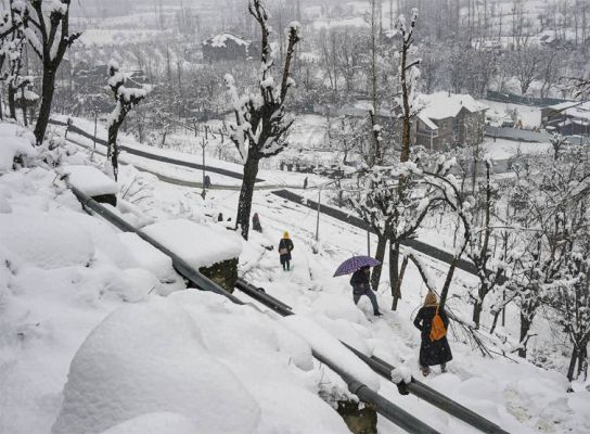 हिमाचल की चोटियों पर बर्फबारी, मैदानी भागों में बारिश से बढ़ी ठिठुरन