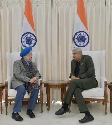 केंद्रीय मंत्री हरदीप पुरी ने उपराष्ट्रपति से मुलाकात की