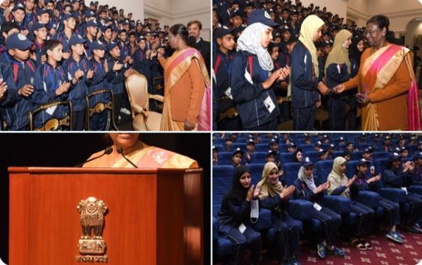 वतन को जानो कार्यक्रम के अंतर्गत जम्&zwj;मू-कश्&zwj;मीर के युवाओं के एक दल ने राष्&zwj;ट्रपति द्रौपदी मुर्मू से राष्&zwj;ट्रपति भवन में मुलाकात की