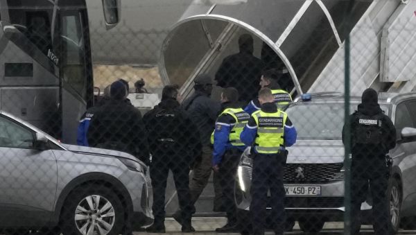 फ्रांस में मानव तस्करी के संदेह में रोका गया विमान मुंबई पहुंचा