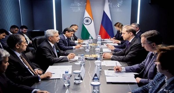 विदेश मंत्री डॉ. एस. जयशंकर ने रूस के उप-प्रधानमंत्री तथा व्&zwj;यापार मंत्री से द्विपक्षीय आर्थिक सहयोग पर चर्चा की