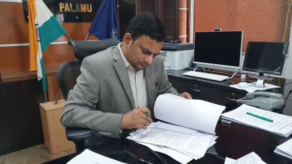 उपायुक्त शशि रंजन ने जनता दरबार लगाकर सुनी फरियाद