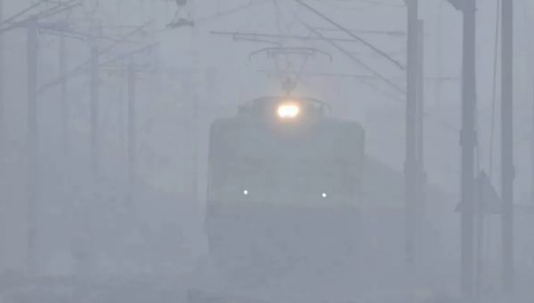 कोहरे ने लगाया रेलगाड़ियों की रफ्तार पर ब्रेक, आज दिल्ली पहुंचने वाली 23 ट्रेन लेट