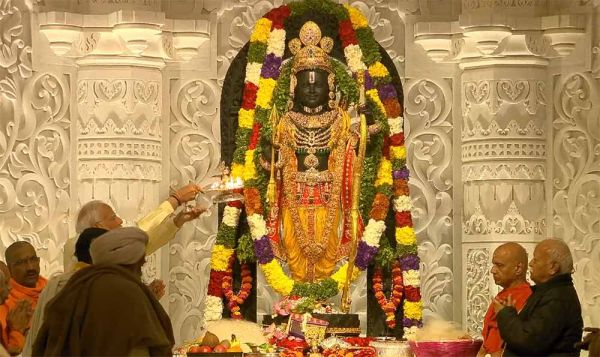  अपने भवन में विराजमान हुए रामलला, पीएम मोदी ने उतारी आरती