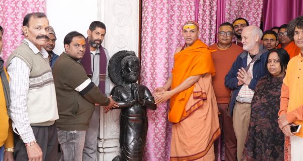 स्वामी अविमुक्तेश्वरानंद ने नागकूप महंत को सौंपा महर्षि पतंजलि का विग्रह
