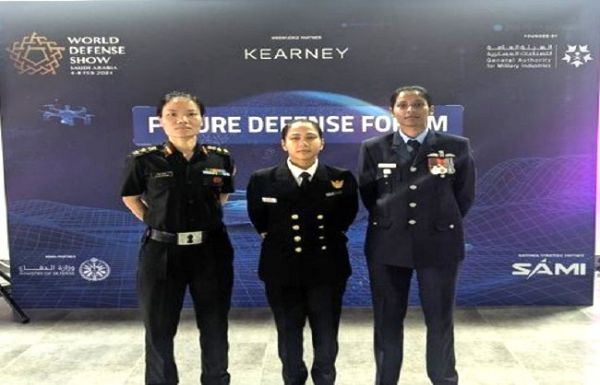 रक्षा थीम वाले कार्यक्रमों का तीनों सेनाओं की महिला अधिकारियों ने प्रतिनिधित्व किया