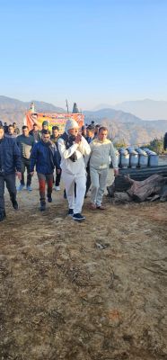 मुख्यमत्री धामी सुबह सबेरे ठांटा गांव के भ्रमण पर निकले, ताजा मावा चखा और ग्रामीणों का हालचाल जाना