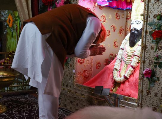 देश में संत रविदास जयंती की धूम, राष्ट्रपति ने लोगों को बधाई दी, प्रधानमंत्री मोदी ने प्रतिमा का किया उद्घाटन, भाजपा ने भावांजलि अर्पित की