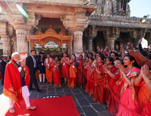 प्रधानमंत्री मोदी ने श्रीद्वारकाधीश मंदिर में किए दर्शन, शारदा पीठ में शंकराचार्य का लिया आशीर्वाद