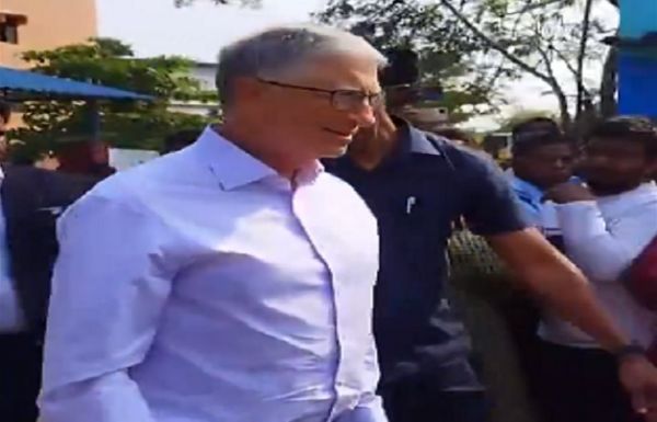 बिल गेट्स ने भुवनेश्वर की झुग्गी बस्ती का किया दौरा