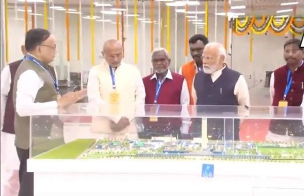 प्रधानमंत्री मोदी पहुंचे धनबाद, मुख्यमंत्री सोरेन ने किया स्वागत