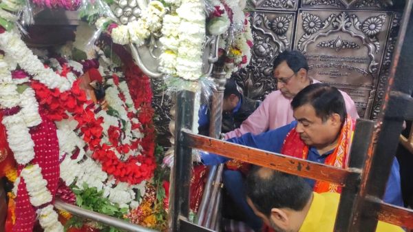 मीरजापुर पहुंचे केंद्रीय मंत्री गडकरी, विंध्य दरबार में की पूजा-अर्चना