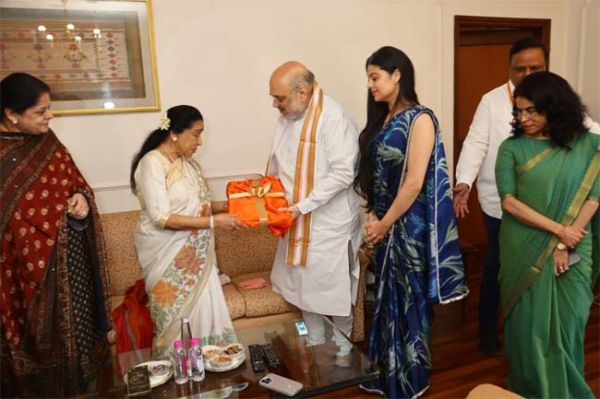 अमित शाह ने 'बेस्ट ऑफ आशा भोंसले' पुस्तक का किया विमोचन