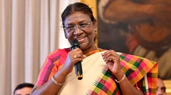 राष्ट्रपति आज वायुसेना स्टेशन हिंडन का दौरा करेंगी, स्क्वाड्रन को प्रेसिडेंट्स स्टैंडर्ड और कलर्स प्रदान करेंगी