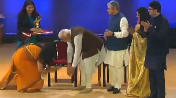 ओहो बाबा 'पैर मत छुओ' कहकर दो कदम पीछे हटे प्रधानमंत्री, फिर किया अभिवादन