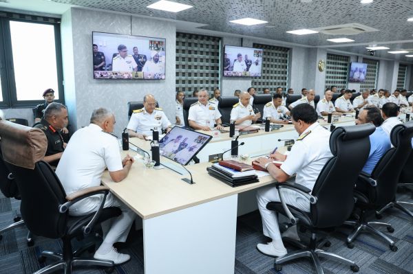 भविष्य के युद्धक्षेत्र में तीनों सेनाओं के तालमेल पर रक्षामंत्री ने जोर दिया