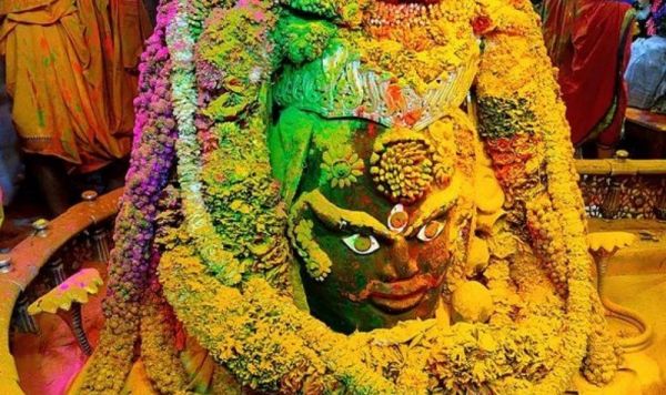 भगवान महाकाल के साथ भस्म आरती में पुजारियों-भक्तों ने खेली होली