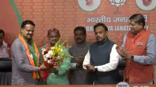 कटक के सांसद भर्तृहरि महताब भाजपा में शामिल