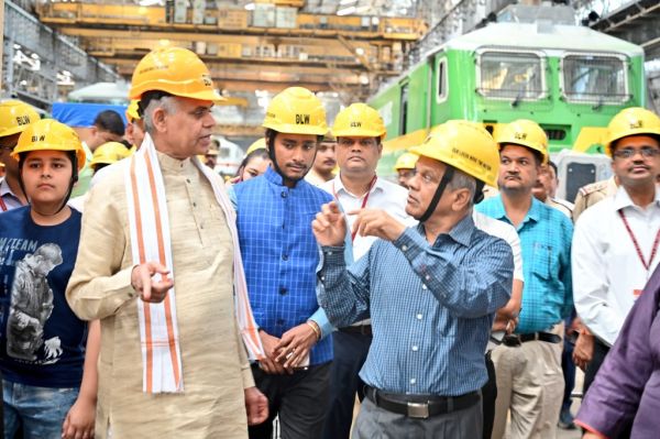गुजरात के राज्यपाल आचार्य देवव्रत ने बरेका में देखा लोको निर्माण की प्रक्रिया