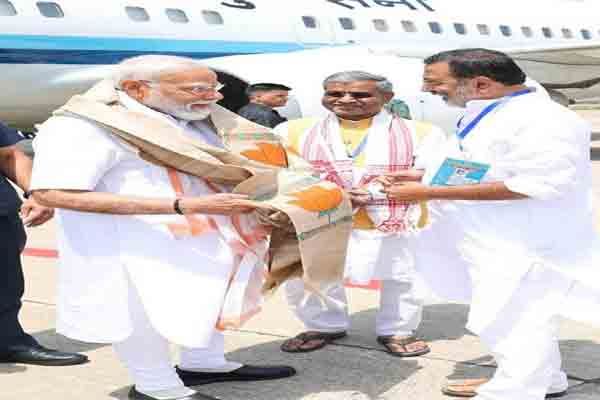 देवघर एयरपोर्ट पर पहुंचे प्रधानमंत्री, स्थानीय भाजपा नेताओं से की मुलाकात