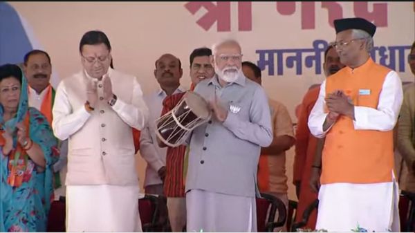 हुड़का पर थाप और चिर परिचित अंदाज, उत्तराखंड में माहौल बना गए मोदी