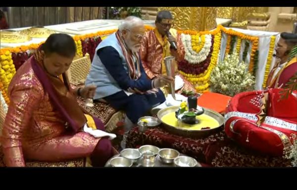  प्रधानमंत्री मोदी ने प्रथम ज्योतिर्लिंग सोमनाथ मंदिर में रुद्राभिषेक कर जन कल्याण की कामना की