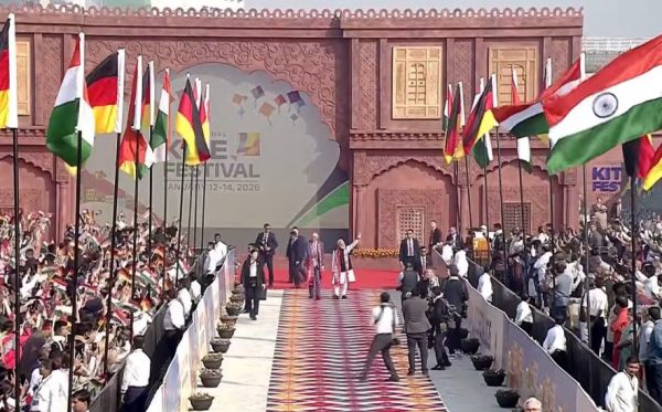 साबरमती में पतंगोत्सव, प्रधानमंत्री नरेन्द्र मोदी संग जर्मन चांसलर फ्रेडरिक मर्ज ने उड़ाई हनुमान पतंग