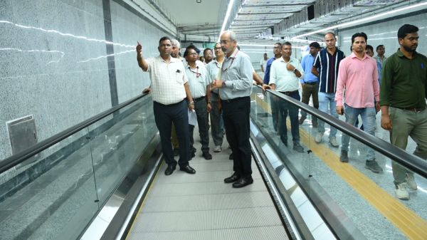 सुबह-सुबह मेट्रो सेवा बाधित, ब्लू लाइन पर यात्रियों की भारी परेशानी