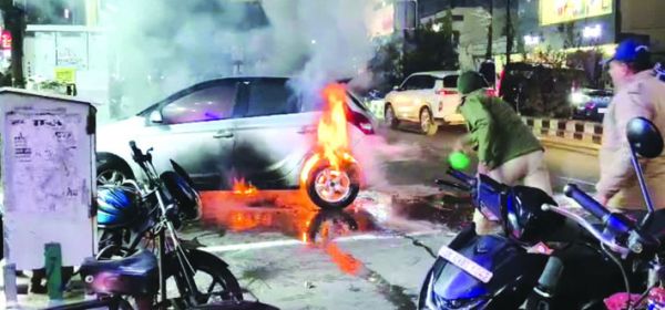 लोहड़ी के दौरान कार में लगी आग