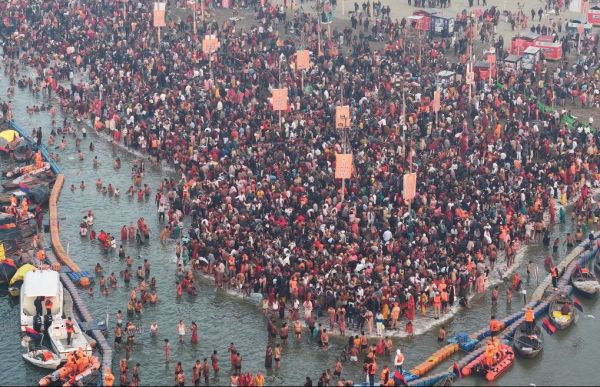 मकर संक्रांति पर संगम तट पर श्रद्धालुओं का रेला, सुबह 8 बजे तक 21 लाख श्रद्धालुओं ने लगाई डुबकी