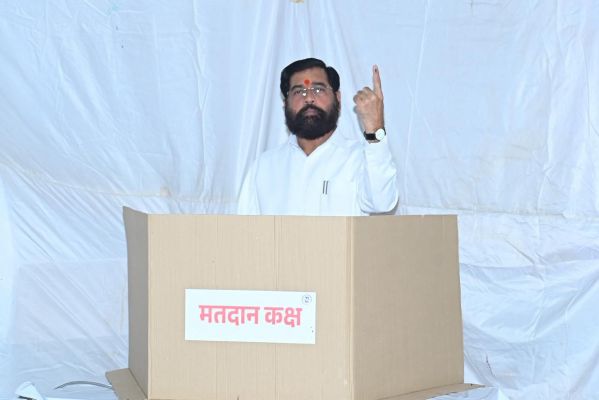 उपमुख्यमंत्री एकनाथ शिंदे, खा. श्रीकांत शिंदे यांनी बजावला मतदानाचा हक्क