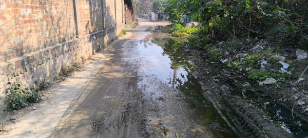 बाराबंकी सूरतगंज ब्लॉक के जुरौंडा के मुख्य मार्ग पर जलभराव, ग्रामीणों ने विकास पर उठाए सवाल