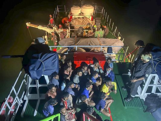 भारतीय तटरक्षक बल ने 24 बांग्लादेशी मछुआराें काे किया गिरफ्तार