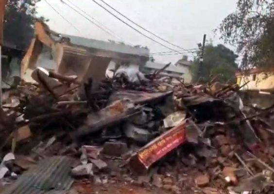 नाै साल की बच्ची से दुष्कर्म के आराेपित के घर पर चला निगम का बुलडाेजर