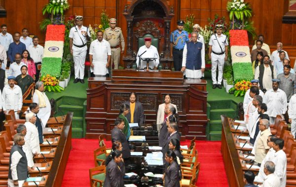 कर्नाटक विधानसभा में सरकार का अभिभाषण पढ़े बिना सदन से बाहर निकले राज्यपाल, राजनीति गरमाई