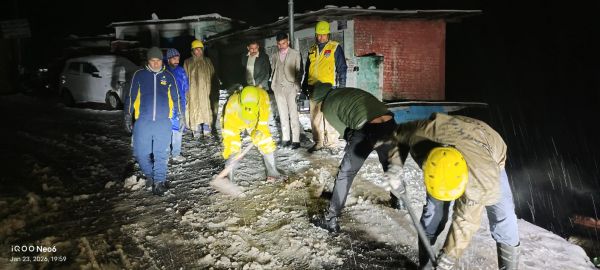 बर्फबारी से 12 मार्ग बंद, फंसे लोगों को सुरक्षित निकाला